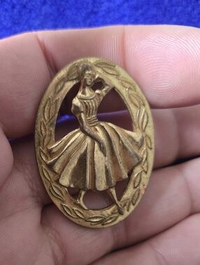 Brooch Vintage - Singer Teenage Dressmaking Contest -